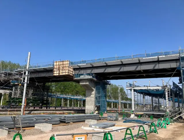 駅 ペデストリアンデッキ（施工（上部工 架設））