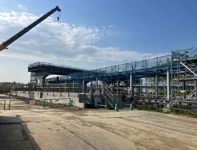 駅 ペデストリアンデッキ（施工状況）